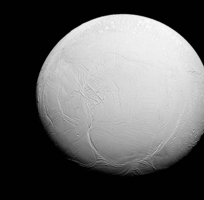 Ледяной спутник Сатурна – Энцелад.