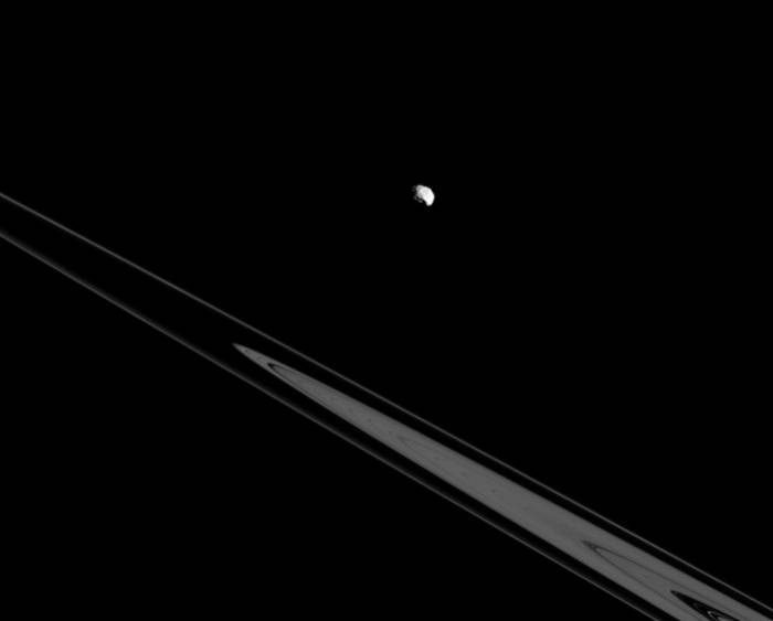 Эпиметей на фоне колец Сатурна.