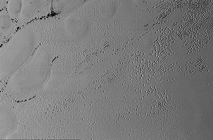 Долина Спутника. Изображение получено камерой LORRI (Long Range Reconnaissance Imager). 