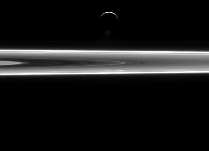 Энцелад и кольца Сатурна.