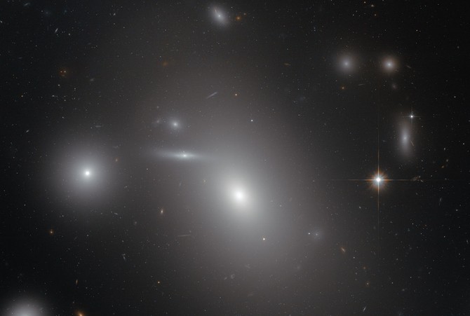 Гигантская эллиптическая галактика NGC 4889 (в центре).