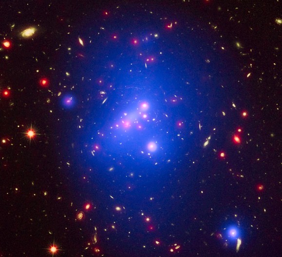 Скопление галактик IDCS J1426.5+3508. Видимое изображение дополнено данными рентгеновского излучения. 