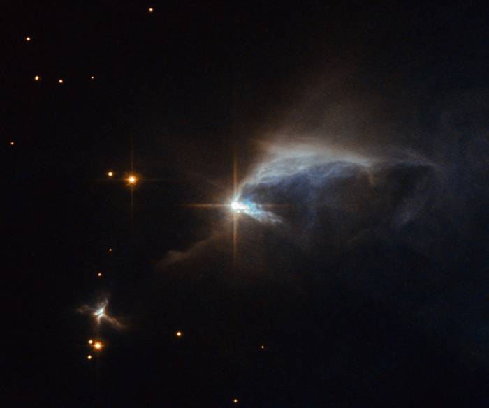 Отражательная туманность IRAS 00044+6521 и её главная «электростанция» - звезда HBC 1.