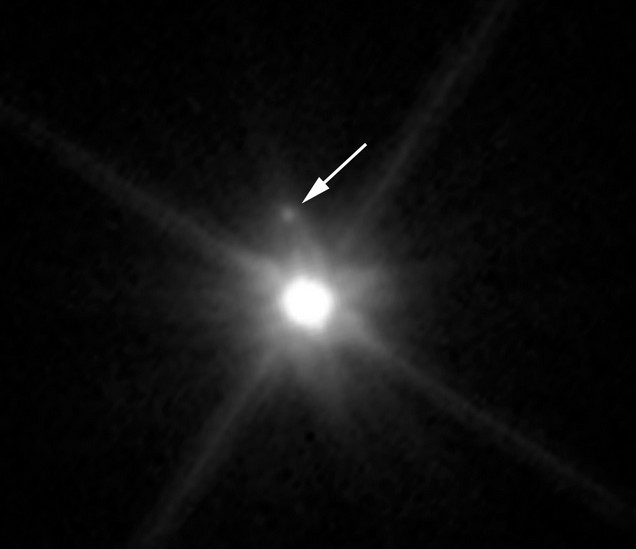 Фотография от космического телескопа «Хаббл» показывает карликовую планету Макемаке и спутник MK 2.