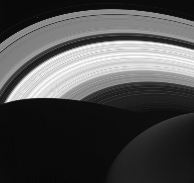 Сатурн и его тень на кольцах.
