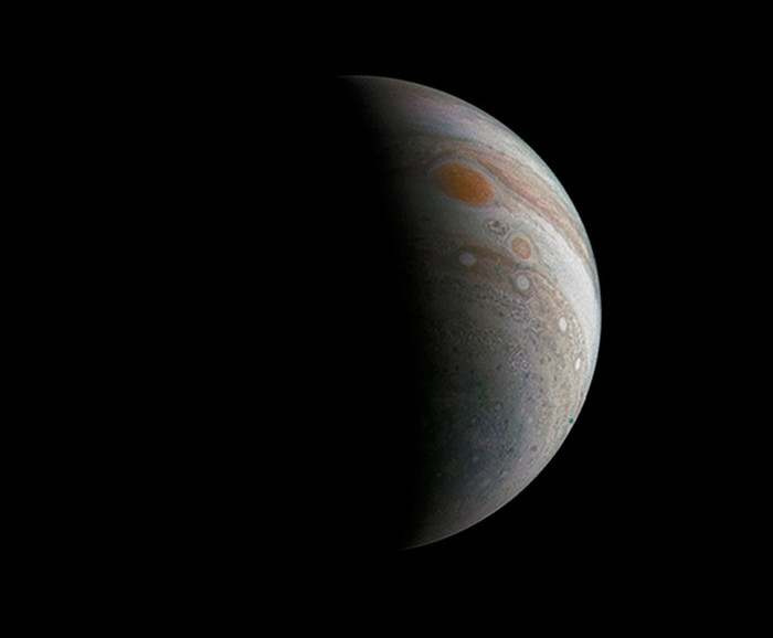 Серп Юпитера и Большое Красное Пятно.