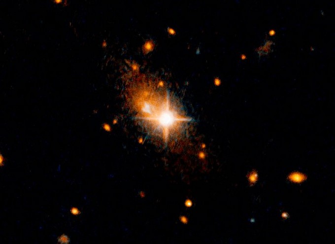 Далекая галактика с квазаром 3C 186.