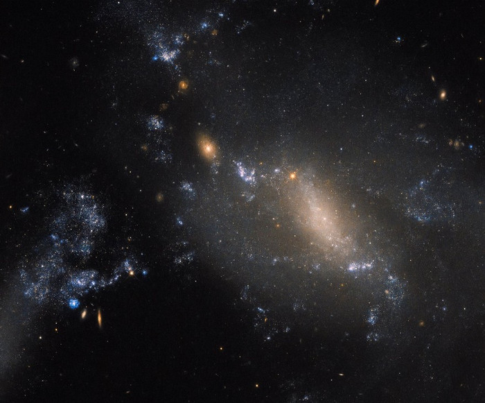 Взаимодействующие галактики NGC 3447.