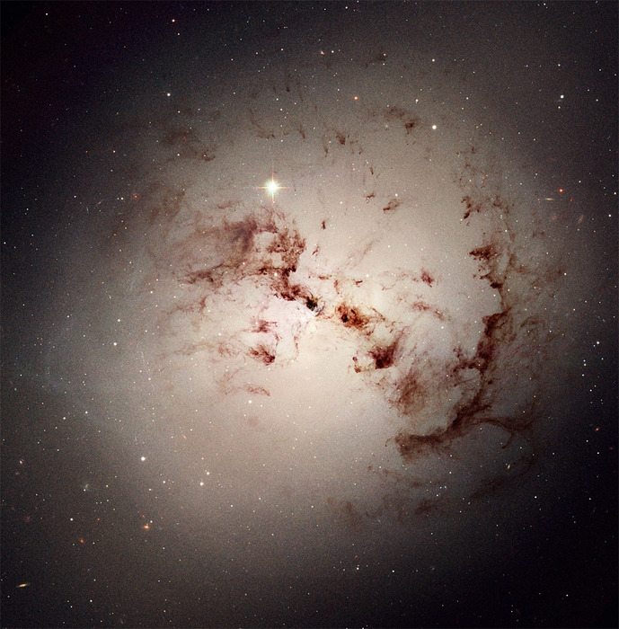 Галактика NGC 1316 до сих пор оставалась загадкой для астрономов.