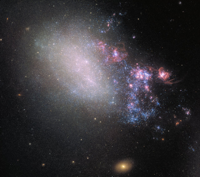 Галактика неправильной формы NGC 4485.