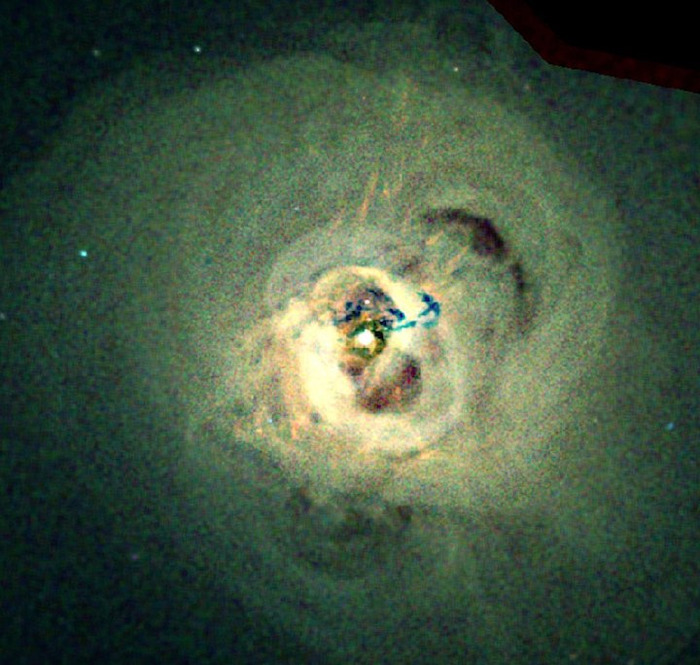 Сделанный телескопом «Чандра» снимок центра галактического скопления.