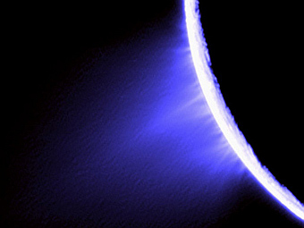 Гейзеры Энцелада. Фото NASA
